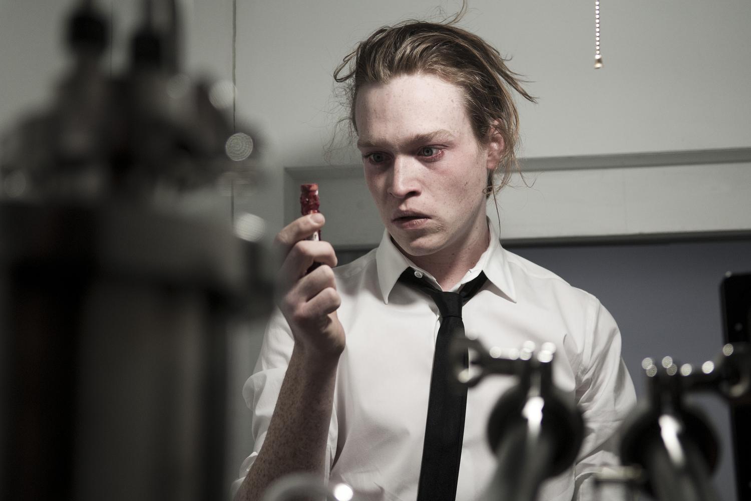 Syd March (Caleb Landry Jones) appropriates celebrity viruses in Antiviral (2012)