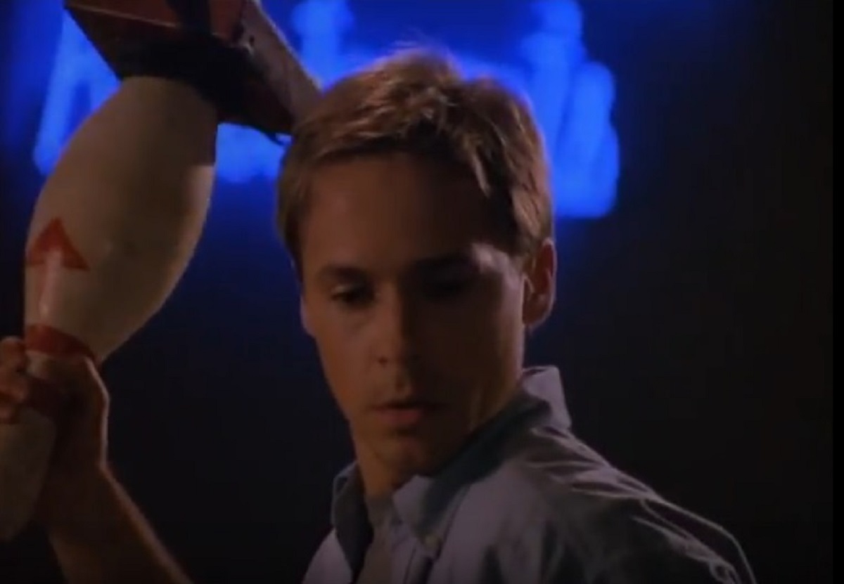 The new building manager Chad Lowe in The Apartment Complex (1999)