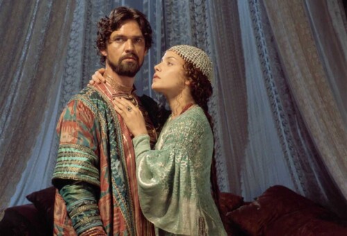 Dougray Scott as the sultan Schariar and Mili Avital as Scheherazade in Arabian Nights (2000)