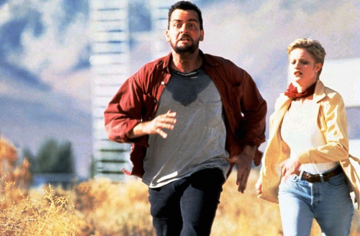 Charlie Sheen and Teri Polo on he run in The Arrival (1996)
