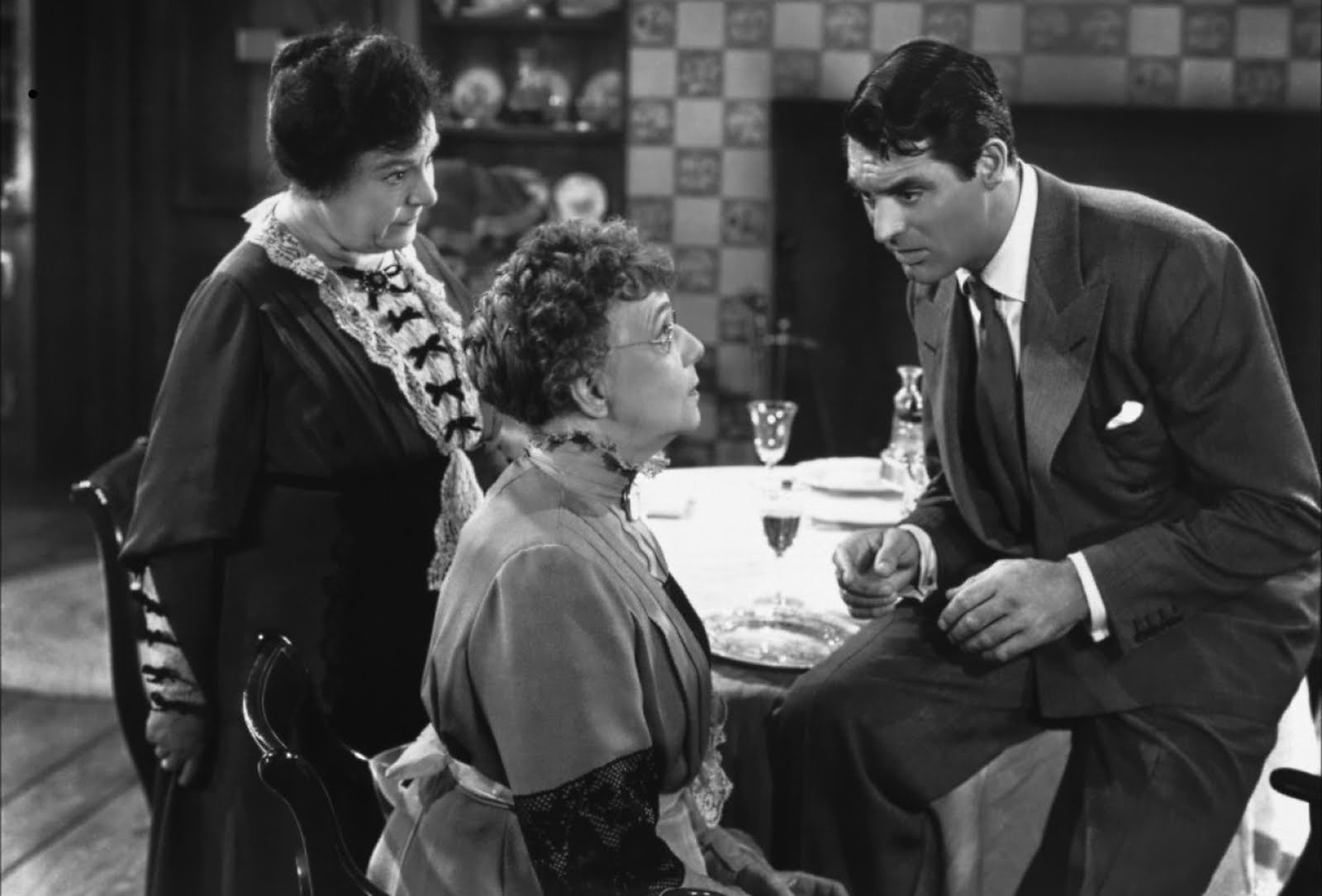 Cary Grant with his two murderous aunts Martha (Jean Adair) (l) and Abby (Josephine Hull) (c) in Arsenic and Old Lace (1944)