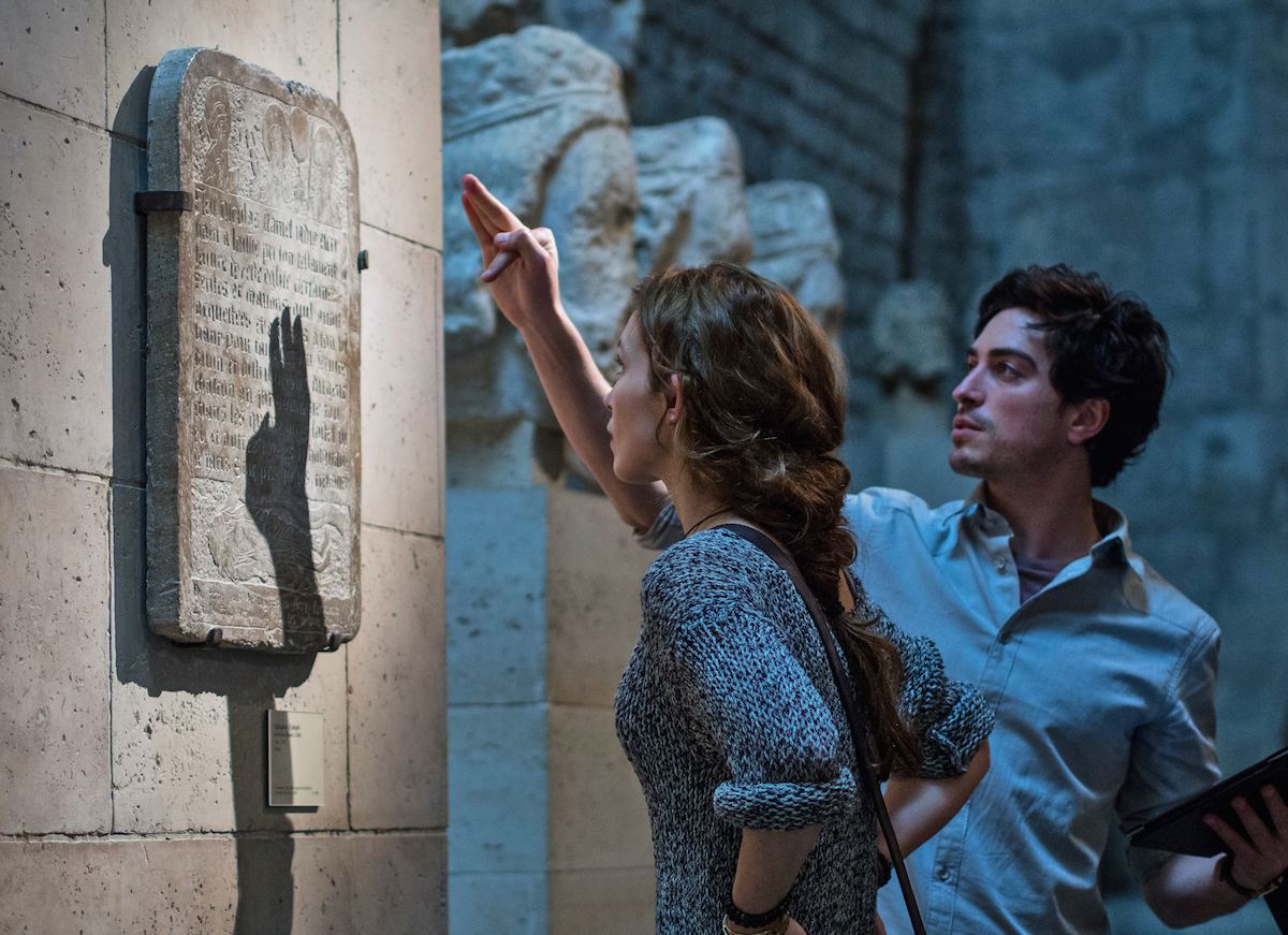 Perdita Weeks and Ben Feldman find a plaque leading to the entrance of the catacombs in As Above, So Below (2014)