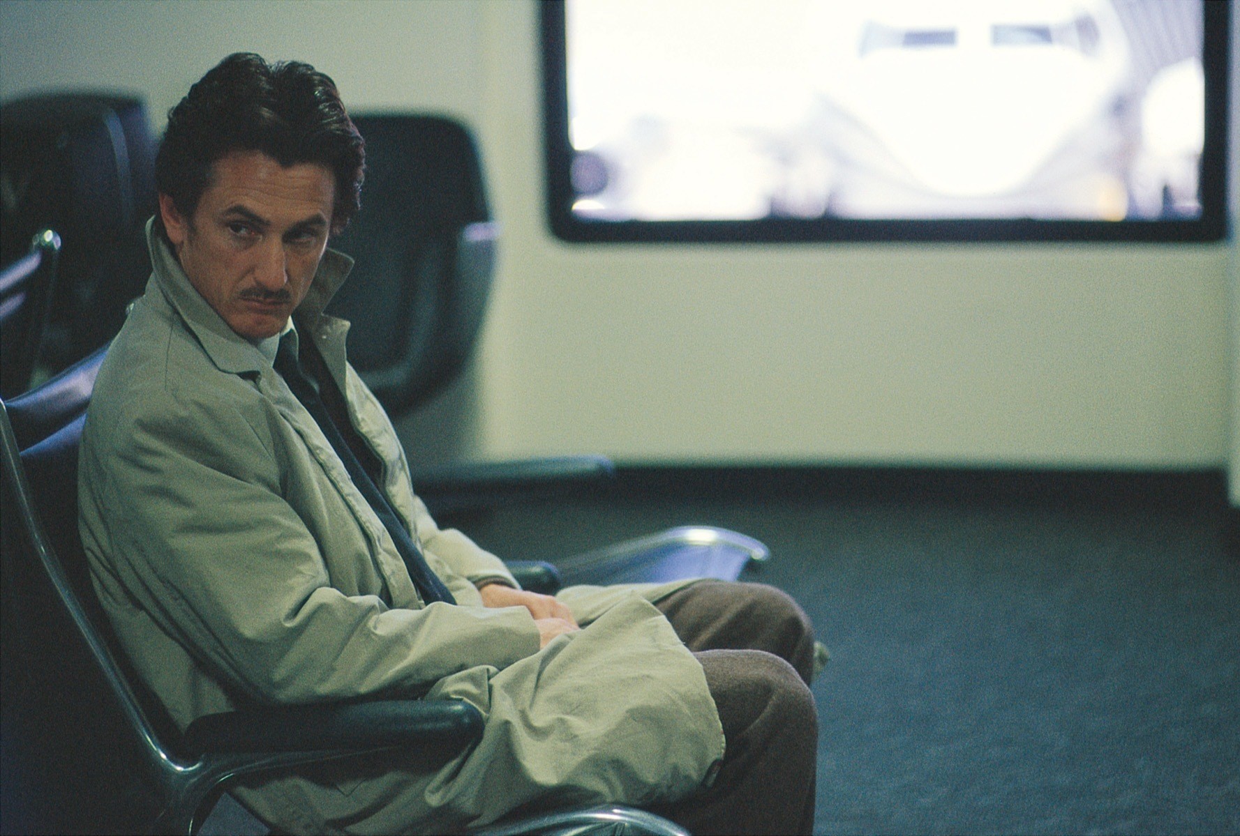 Sean Penn as Sam Bicke, an ordinary man frustrated by failures in life in The Assassination of Richard Nixon (2004)