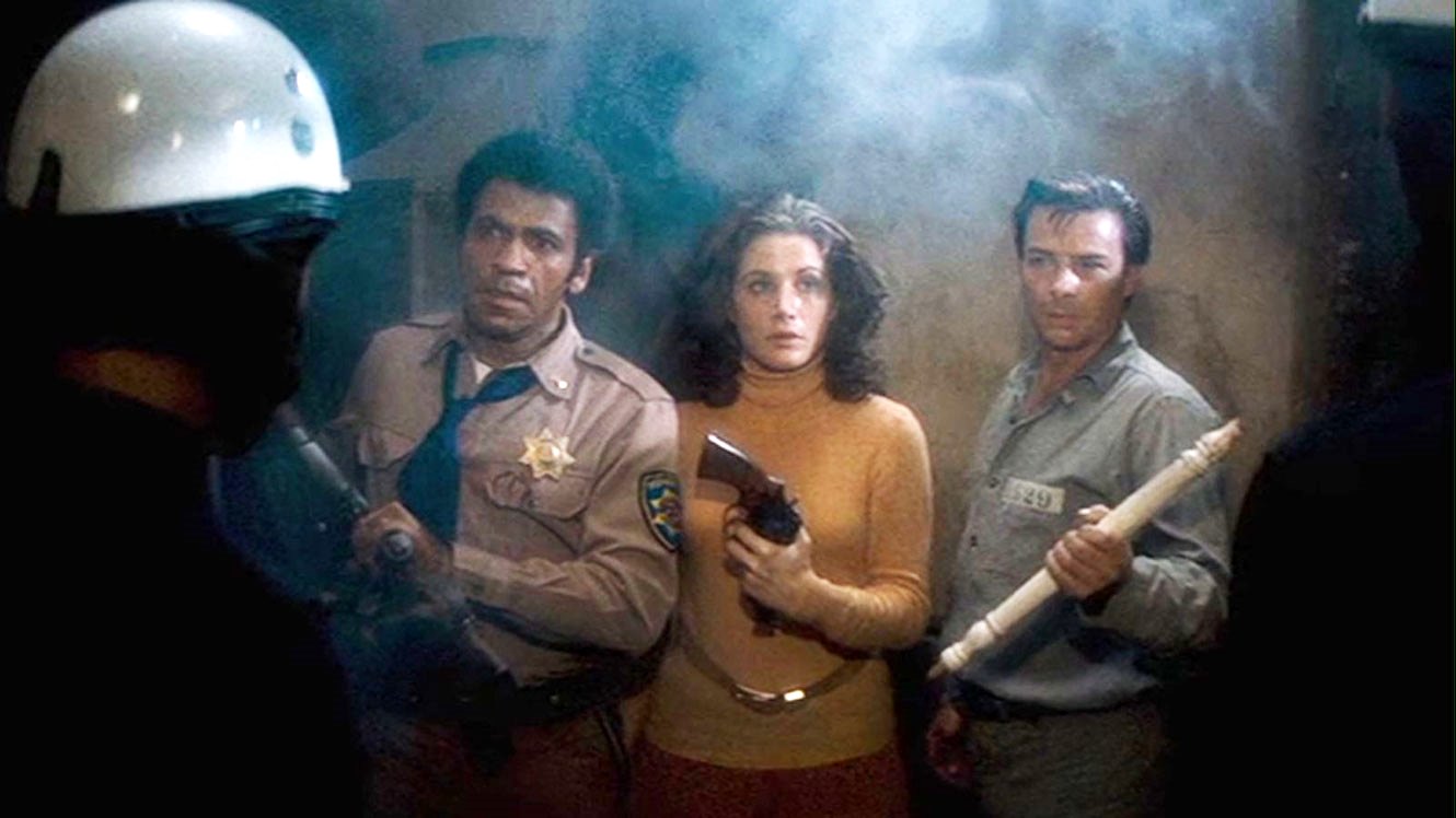 At siege in a police station - police lieutenant Austin Stoker, secretary Laurie Zimmer and Death Row inmate Darwin Joston in Assault on Precinct 13 (1976)