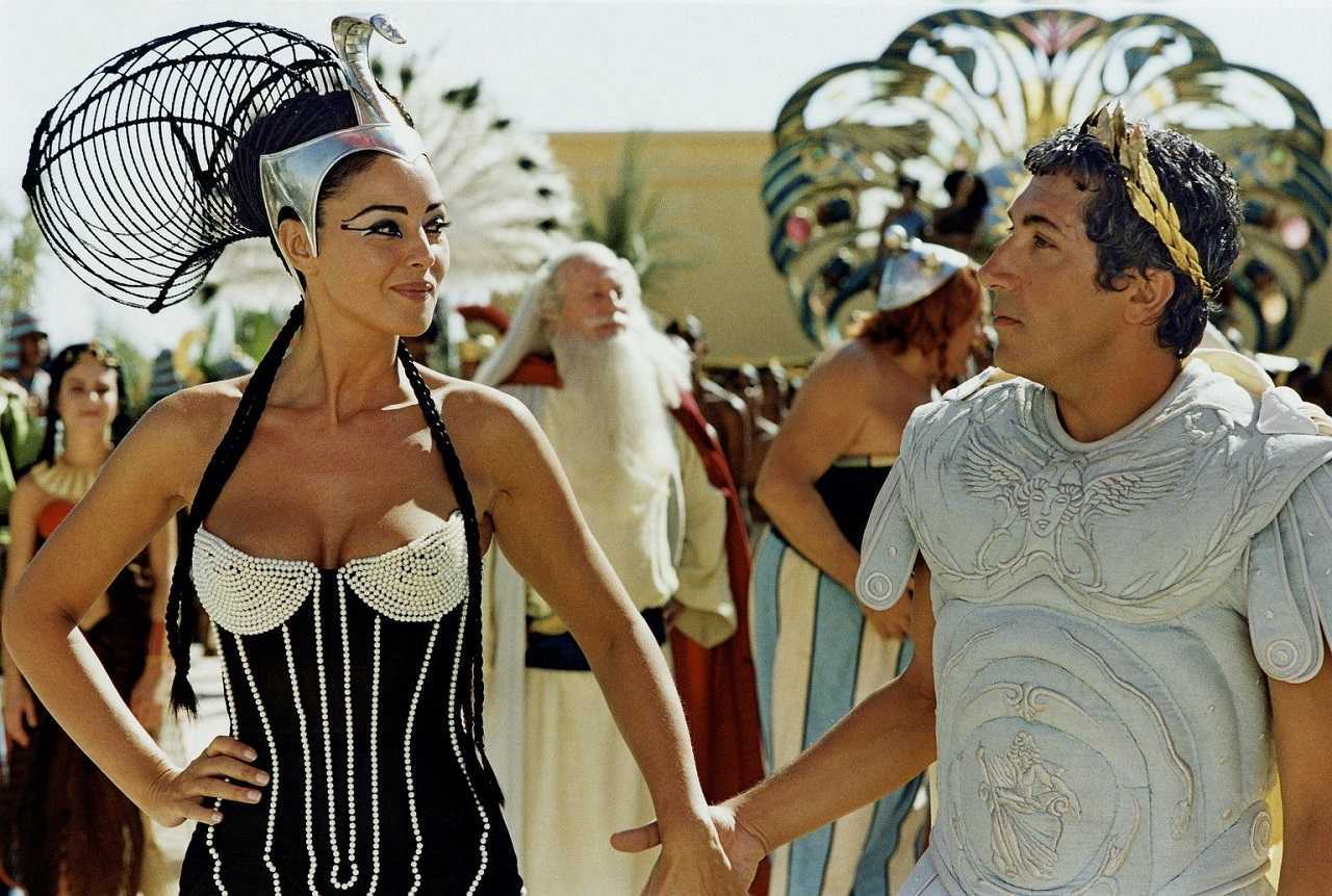 Cleopatra (Monica Bellucci) and Julius Caesar (Alain Chabat) in Asterix and Cleopatra Mission Cleopatra (2002)