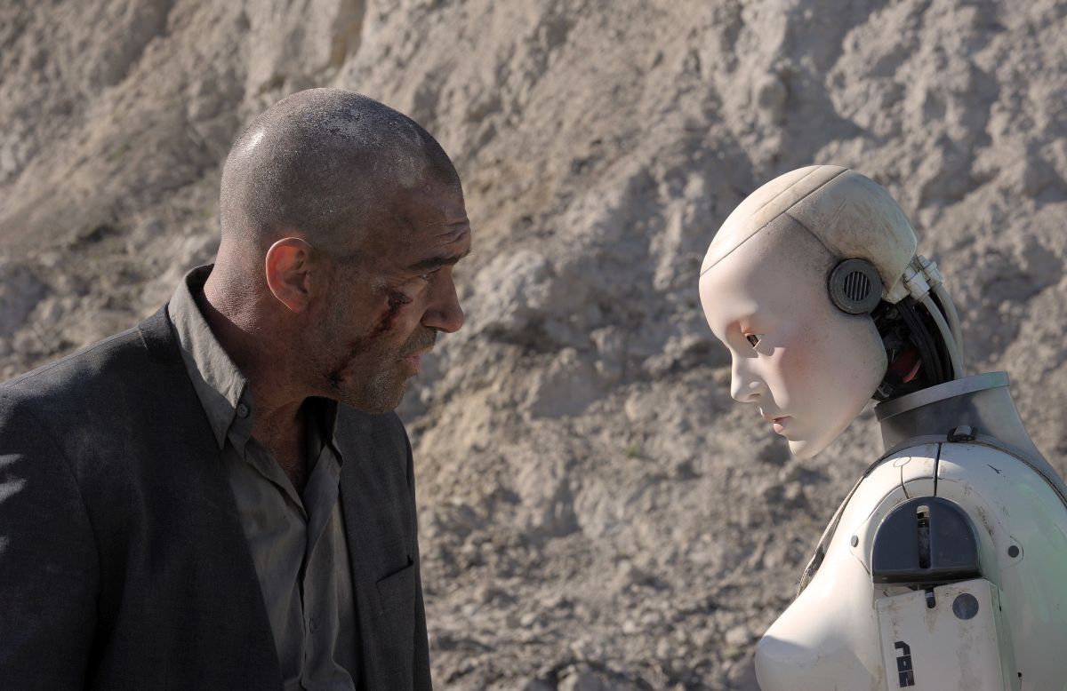 Antonio Banderas among the robots in Automata (2014)