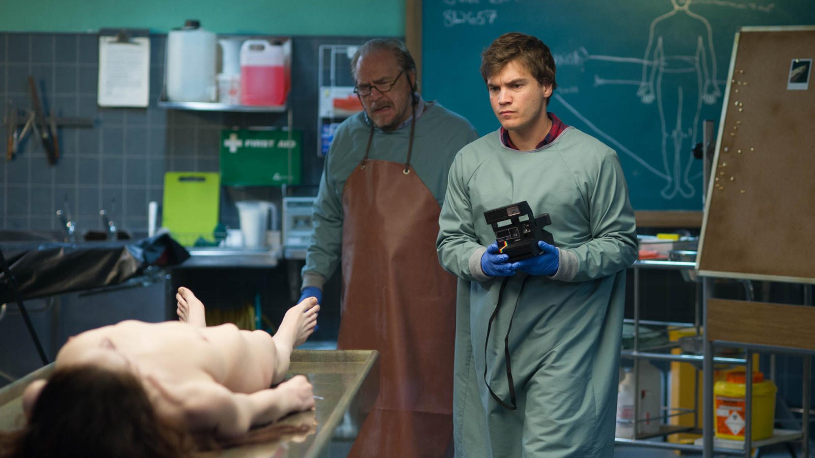 Coroner Brian Cox and son Emile Hirsch examine the corpse of Jane Doe (Olwen Kelly) in The Autopsy of Jane Doe (2016)