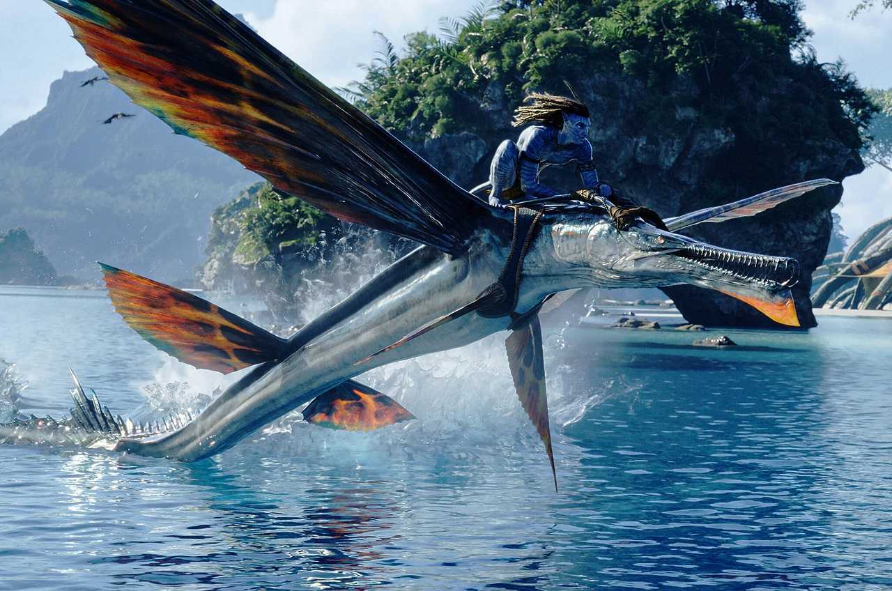 Neteyam (Jamie Flattters) flies on one of the ilu in Avatar: The Way of Water (2022) 