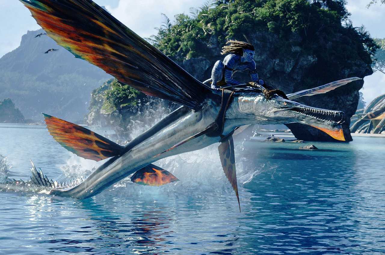 Neteyam (Jamie Flattters) flies on one of the ilu in Avatar: The Way of Water (2022)