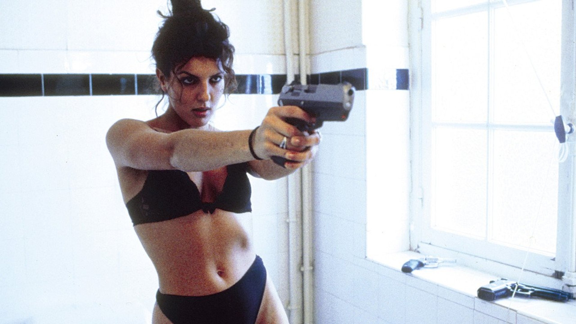 Karen Bach on a shooting spree in Baise-Moi (2000) 