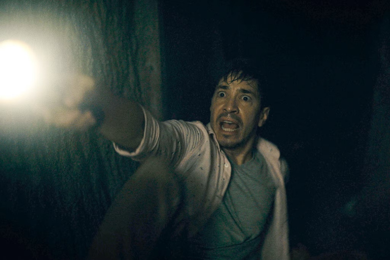 Justin Long confronts the horrors in the cellar in Barbarian (2022)