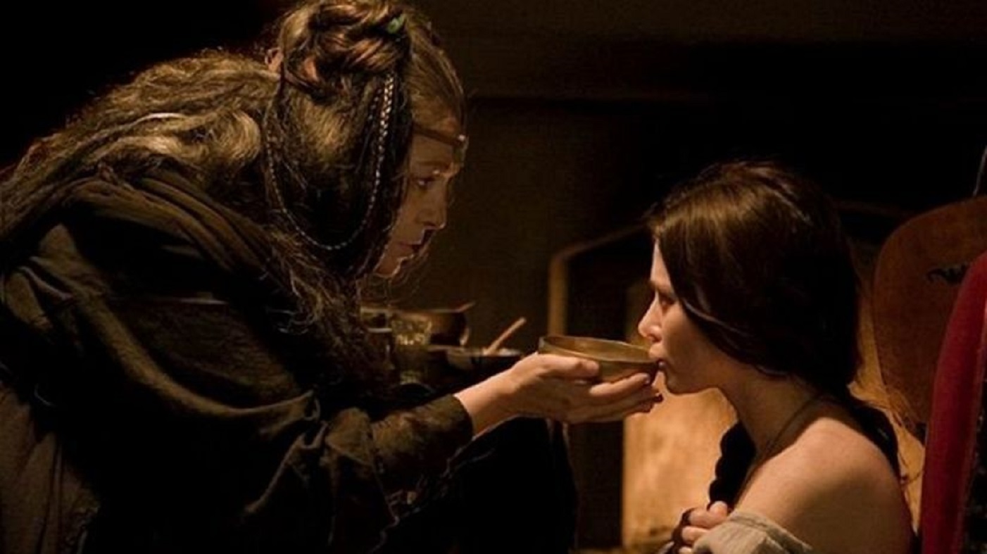 Darvulia (Deana Jakubikova-Horvathova) feeds Anna Friel a potion in Bathory (2008)