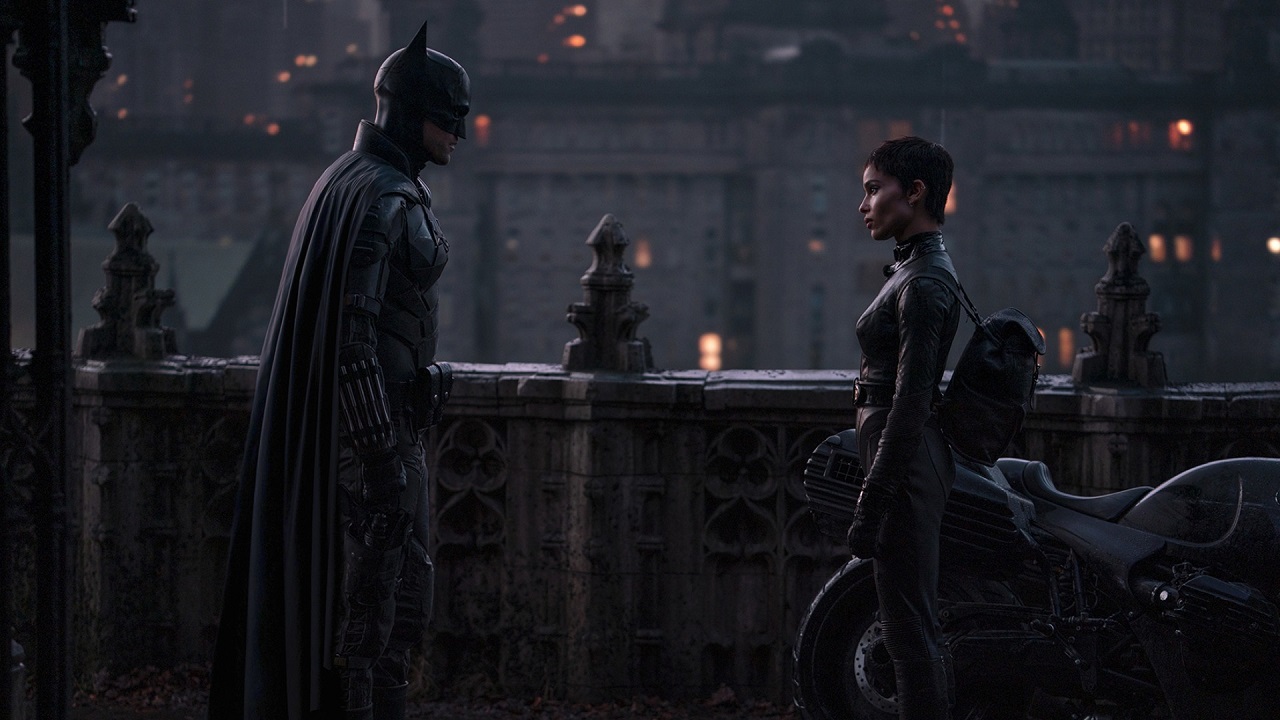 Batman (Robert Pattinson) and Selina Kyle (Zoe Kravitz) in The Batman (2022)