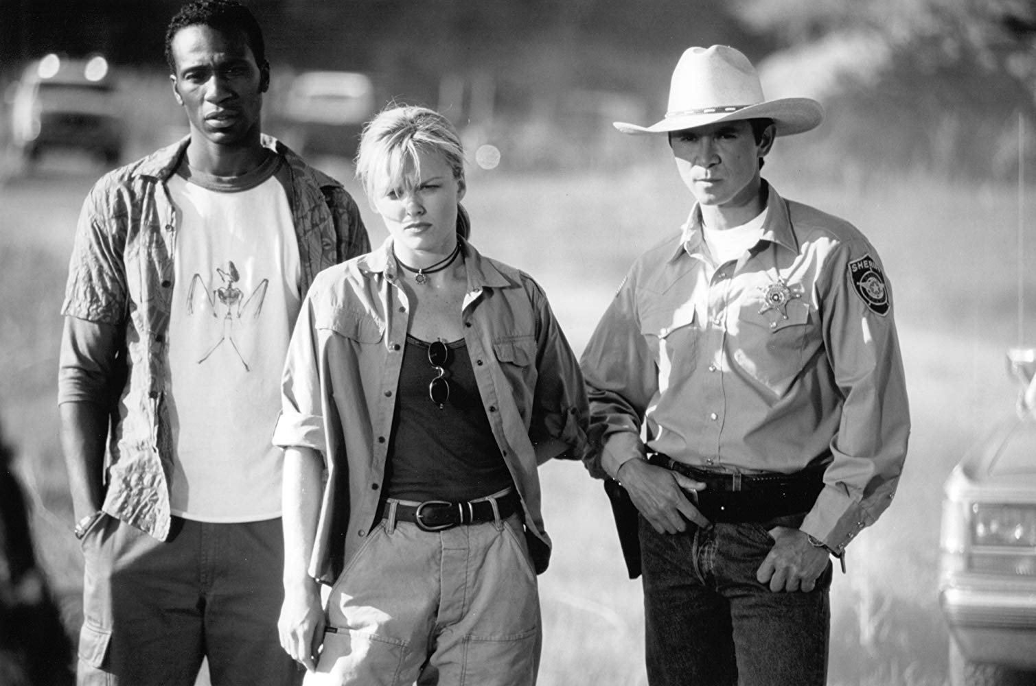 (l to r) Leon, bat expert Dina Meyer and sheriff Lou Diamond Phillips in Bats (1999)