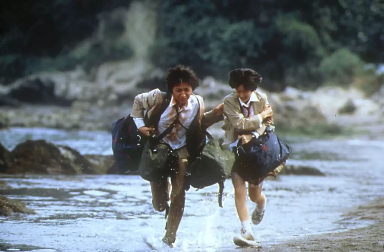 Tatsuya Fujiwara and Aki Maeda on the run in Battle Royale (2000)