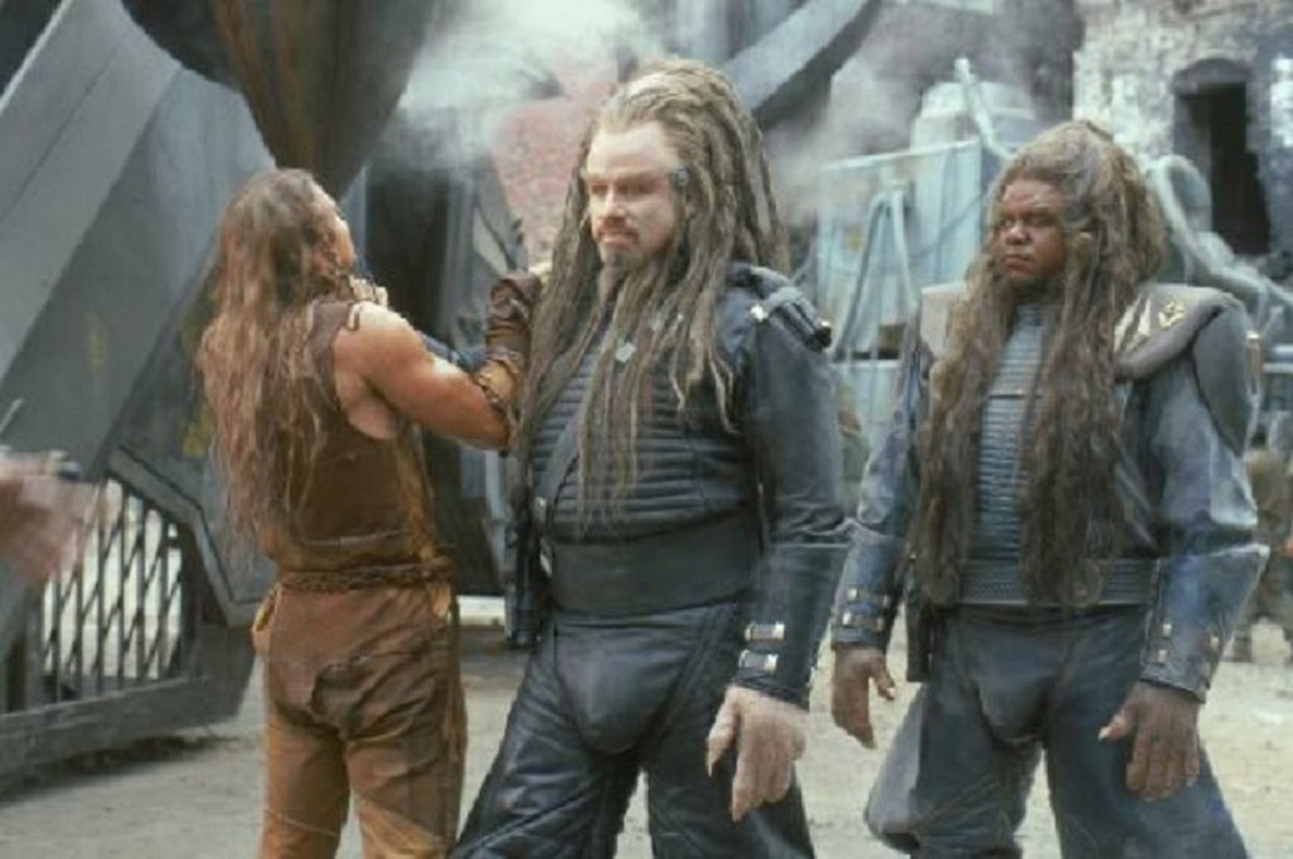 (l to r) Jonnie Goodboy Tyler (Barry Pepper) has a disagreement with Psychlo leader Terl (John Travolta) and his lieutenant Ker (Forest Whitaker) in Battlefield Earth: A Saga of the Year 3000 (2000)