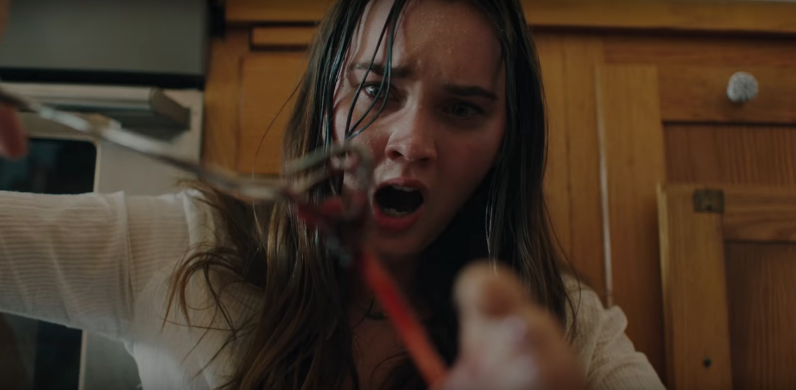 Liana Liberato extracts the parasite from her foot in The Beach House (2019)