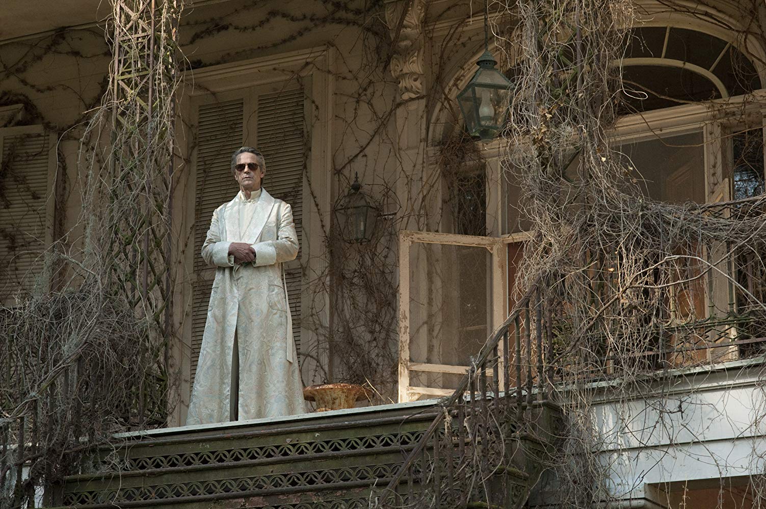 Jeremy Irons as sorcerer Macon Ravenwood in Beautiful Creatures (2013)