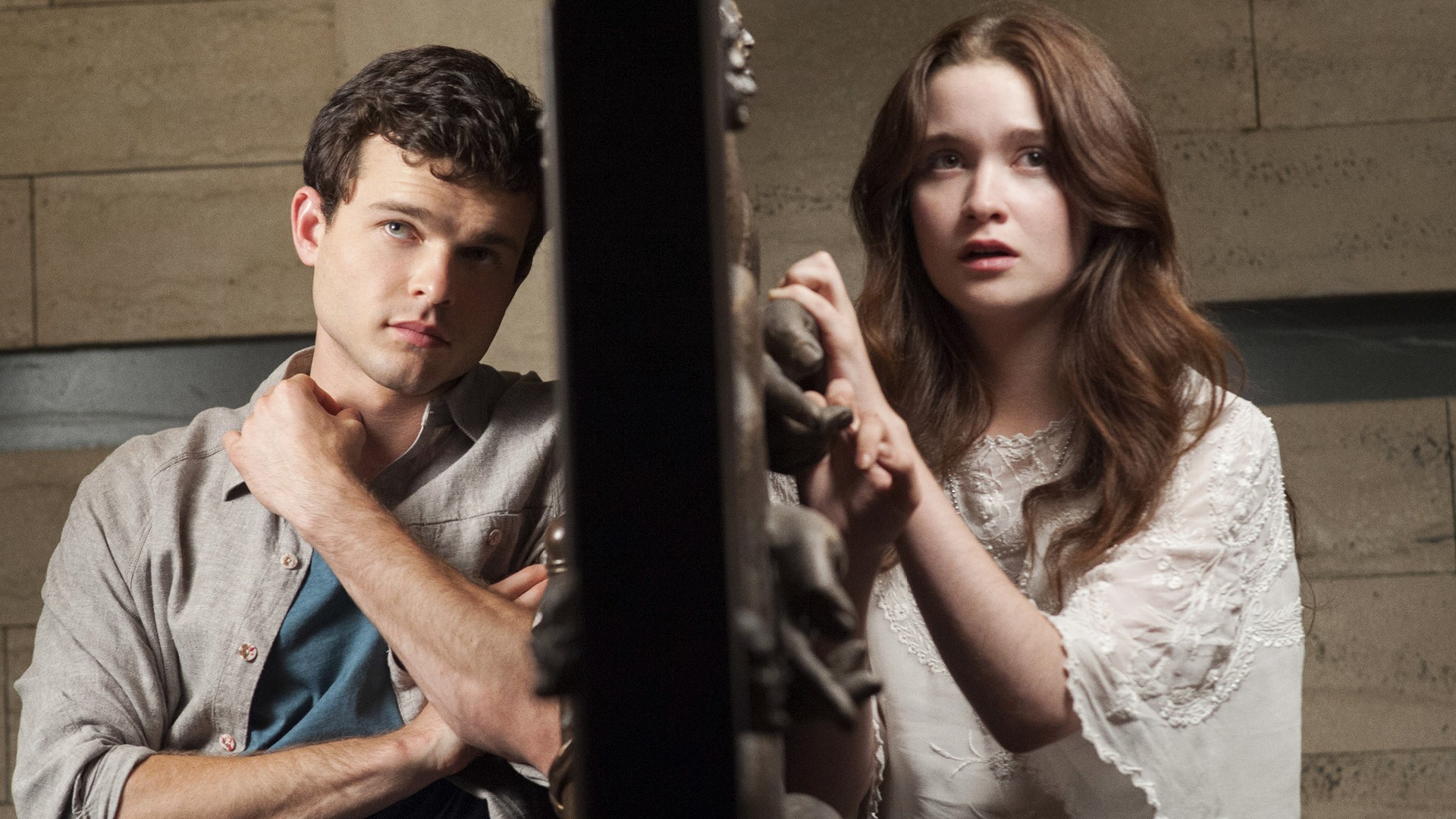 Ethan Wate (Alden Ehrenreich) and Lena Duchannes (Alice Englert) in Beautiful Creatures (2013)