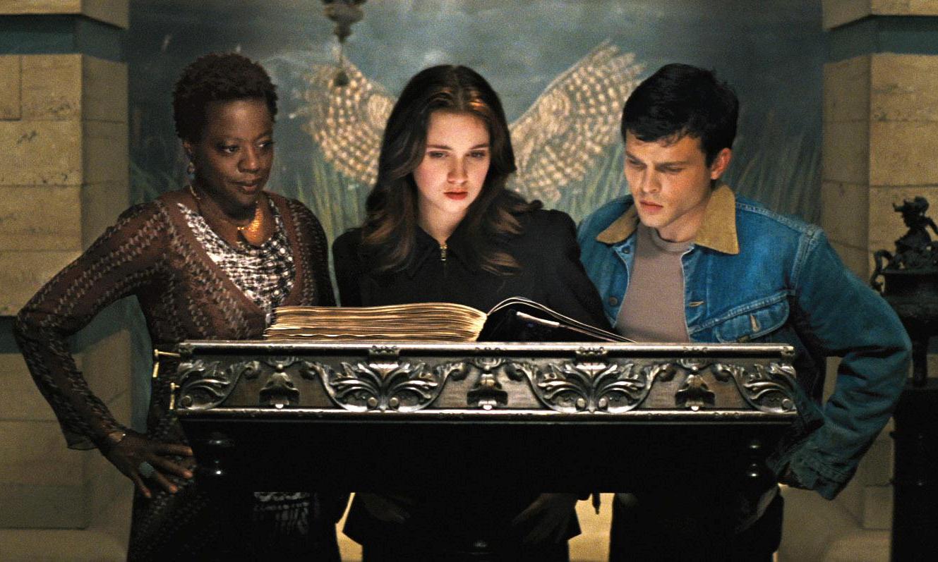 Viola Davis, Alice Englert and Alden Ehrenreich read the scrolls in Beautiful Creatures (2013)