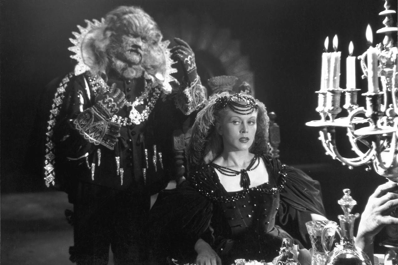 The beast (Jean Marais) hovers while Beauty (Josette Day) dines in Beauty and the Beast (1946)