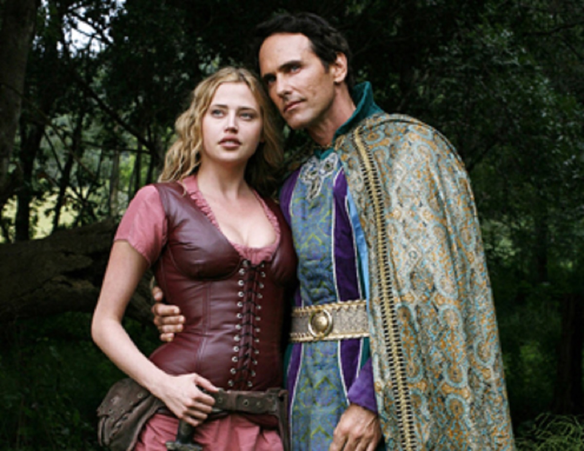 Beauty (Estella Warren) and the Beast (Victor Parascos) in Beauty and the Beast (2009)