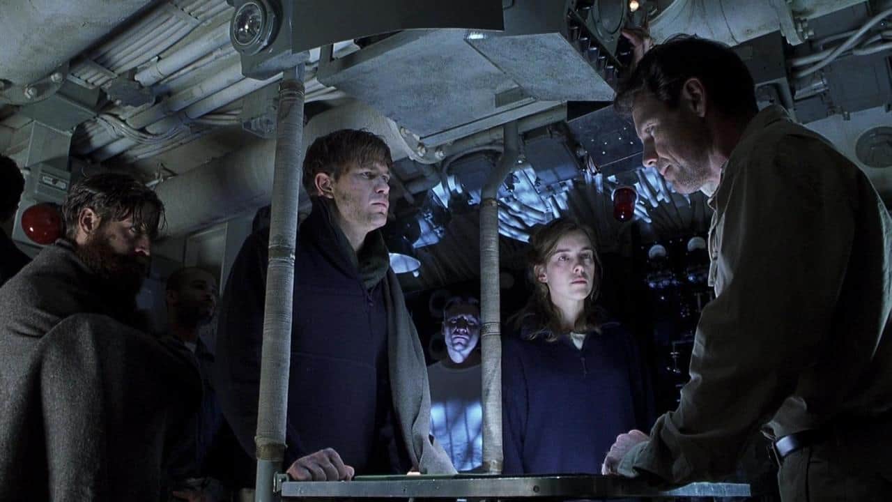 Aboard the submarine - (l to r) Zach Galifianakis, Matt Davis, Olivia Williams and Bruce Greenwood in Below (2002)