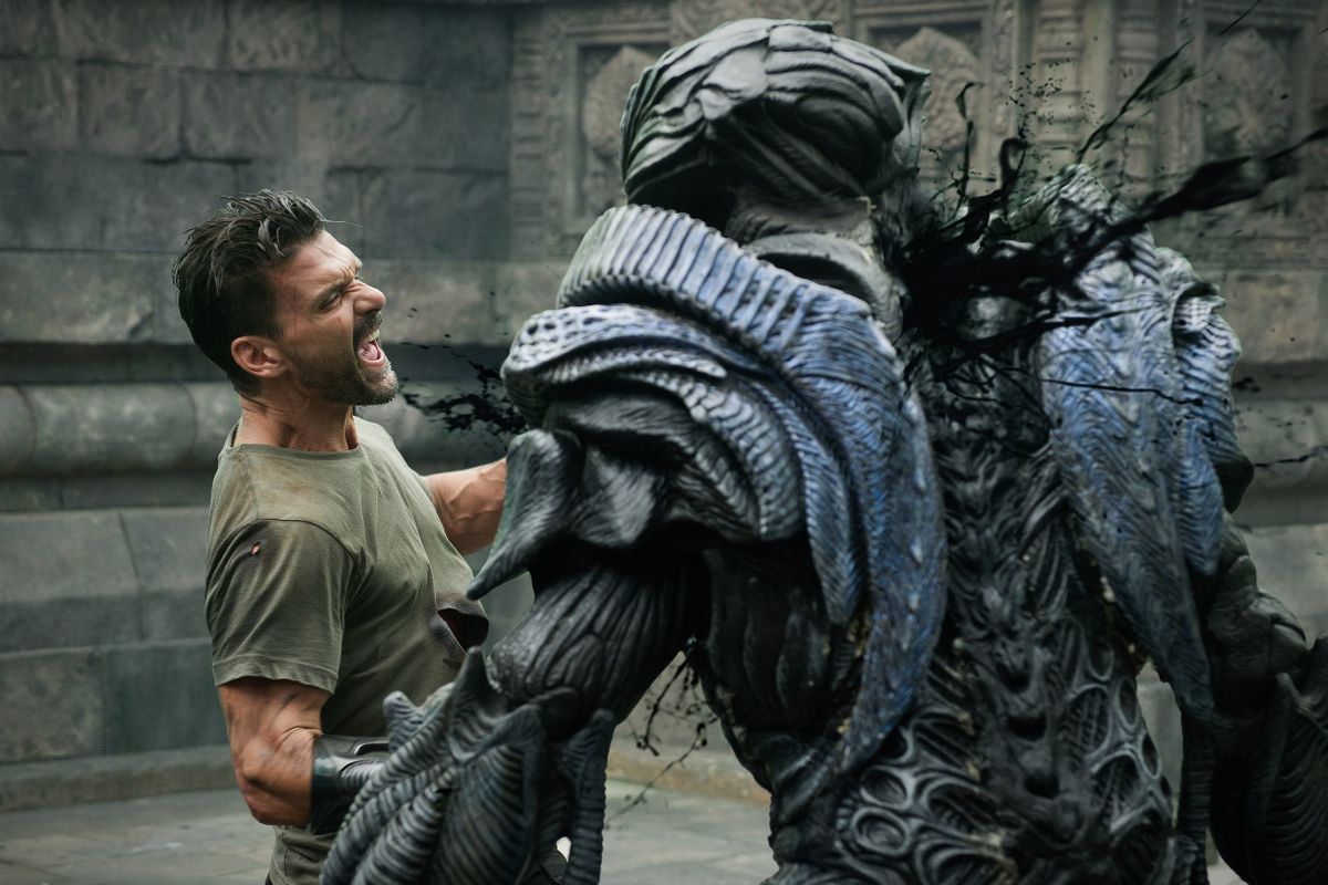 Frank Grillo takes on an alien in hand-to-hand combat in Beyond Skyline (2017)