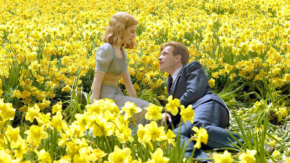 The younger versions of Edward Bloom (Ewan McGregor) and Sandra (Alison Lohman) in Big Fish (2003)