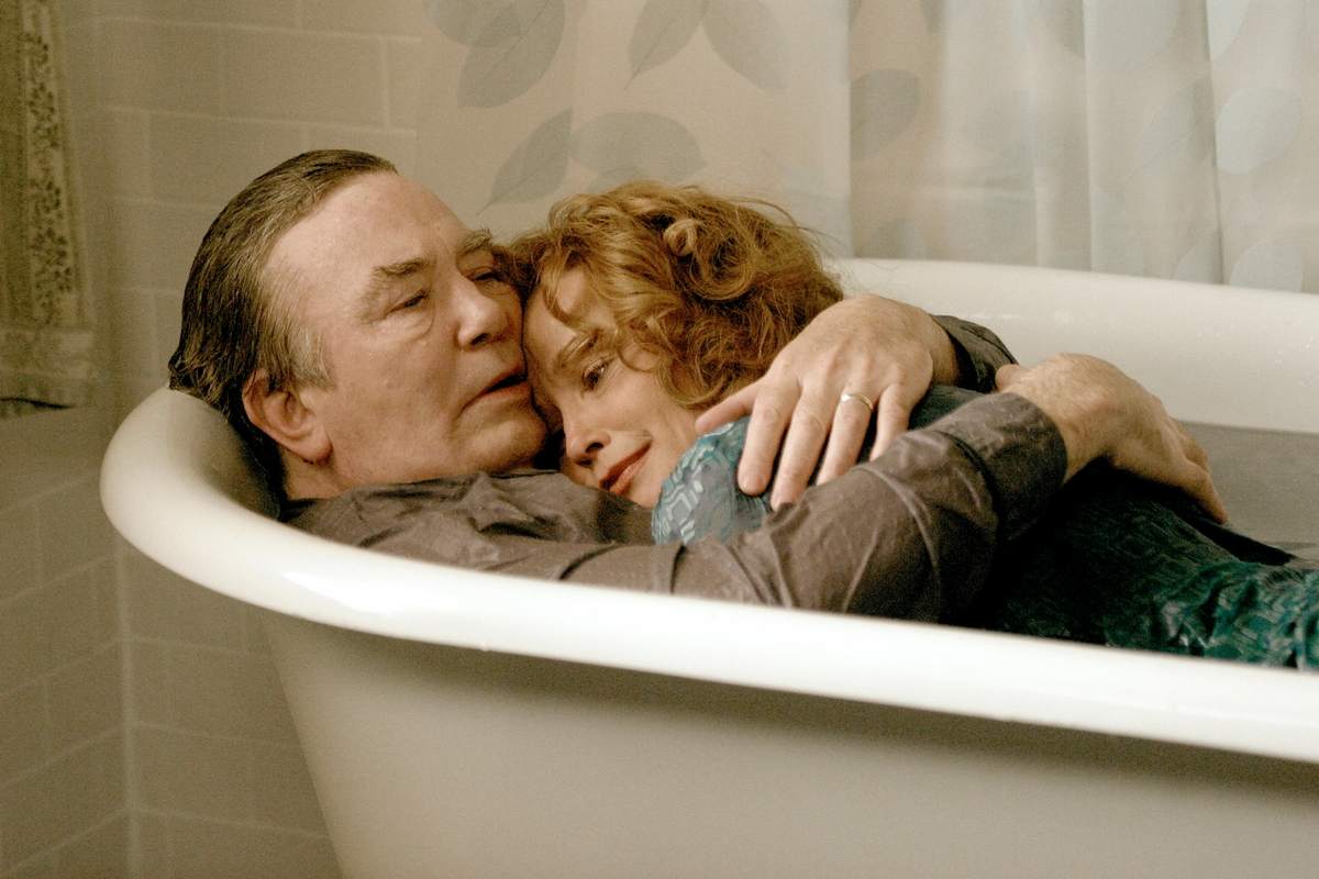 Edward Bloom (Albert Finney) and his wife Sandra (Jessica Lange) in Big Fish (2003)