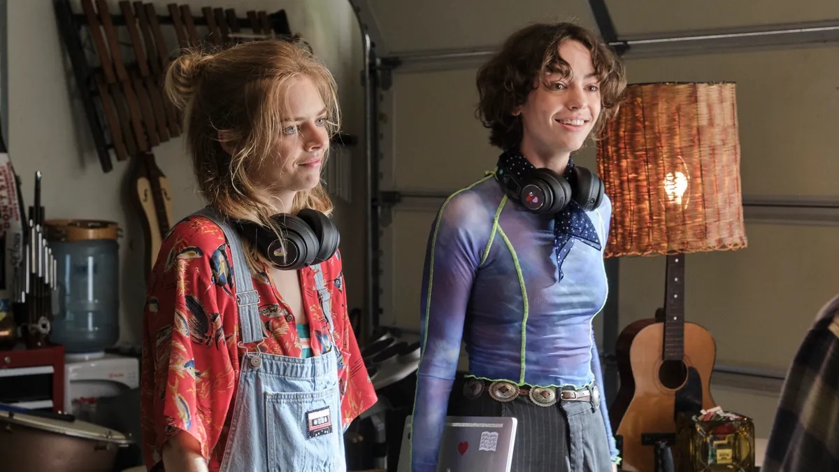 The daughters - Thea (Samara Weaving) and Billie (Brigette Lundy-Paine) in Bill & Ted Face the Music (2020)