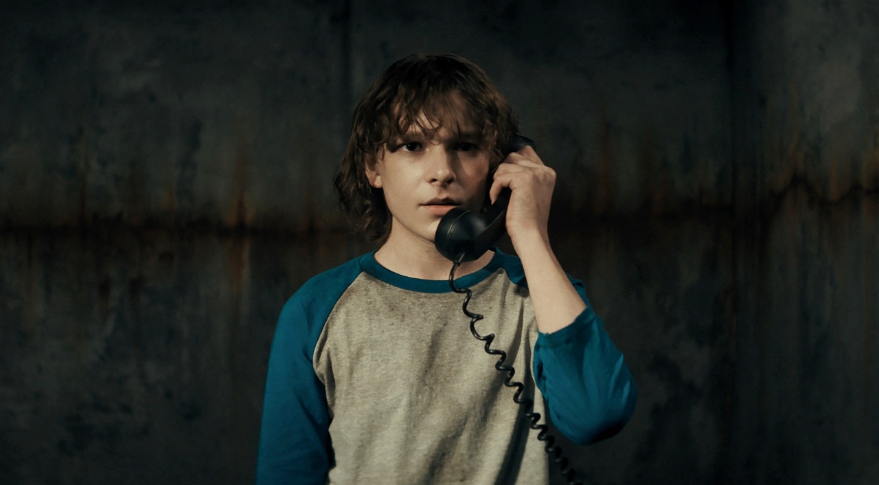 Finney Blake (Mason Thames) answers the black phone in The Black Phone (2021)