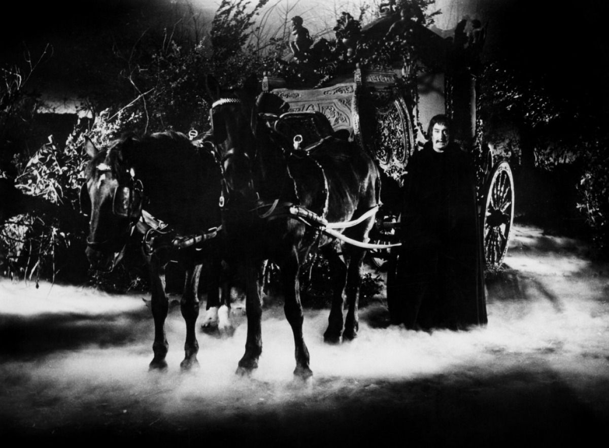 Arturo Dominici waits by the carriage in Black Sunday (1960)