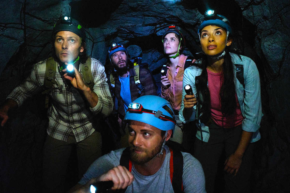 Venturing down into a cave Benjamin Hoetjes, Anthony J. Sharpe, Jessica McNamee, Amali Golden and Luke Mitchell in Black Water: Abyss (2020)