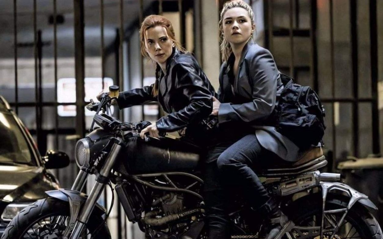 Sisters Natasha Romanoff (Scarlett Johansson) and Yelena Belova (Florence Pugh) in Black Widow (2021)