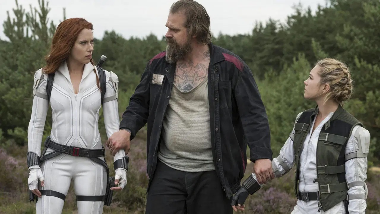 Natasha Romanoff (Scarlett Johansson), Alexei Shostakov (David Harbour) and Yelena Belova (Florence Pugh) in Black Widow (2021)