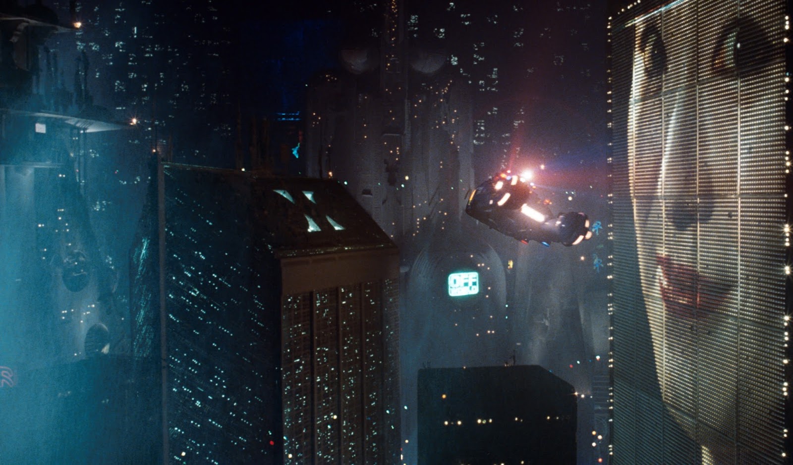 Spinners in the sky in Blade Runner (1982)