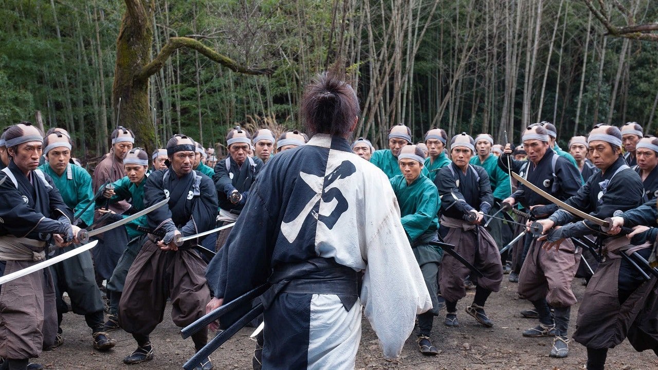 Manji (Takuya Kimura) faces a hundred samurai in Blade of the Immortal (2017)