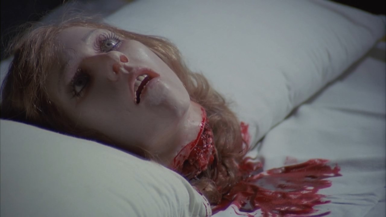 Severed head in the bed in Bloody Moon (1981)