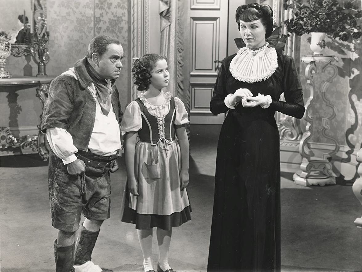 Mytyl (Shirley Temple) surrounded by Tylo (Eddie Collins) and Tylette (Gale Sondergaard) in The Blue Bird (1940)