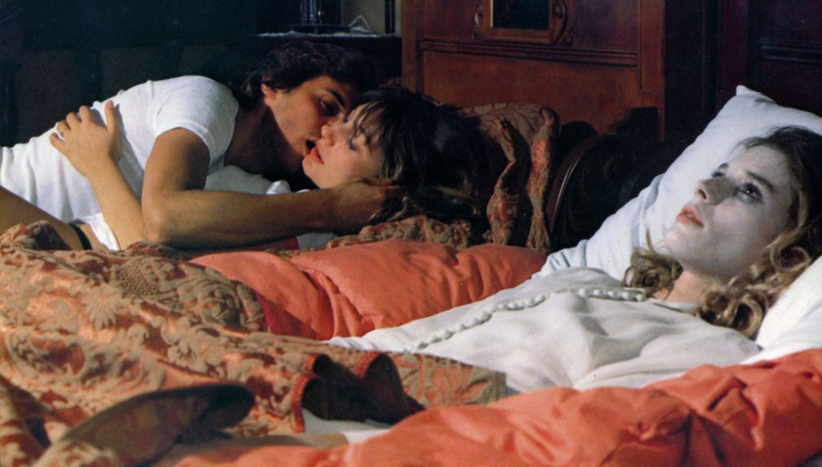 Kieran Canter makes out with Anna Cardini while Cinzia Monreale's preserved corpse lies in the next bed in Blue Holocaust (1979)