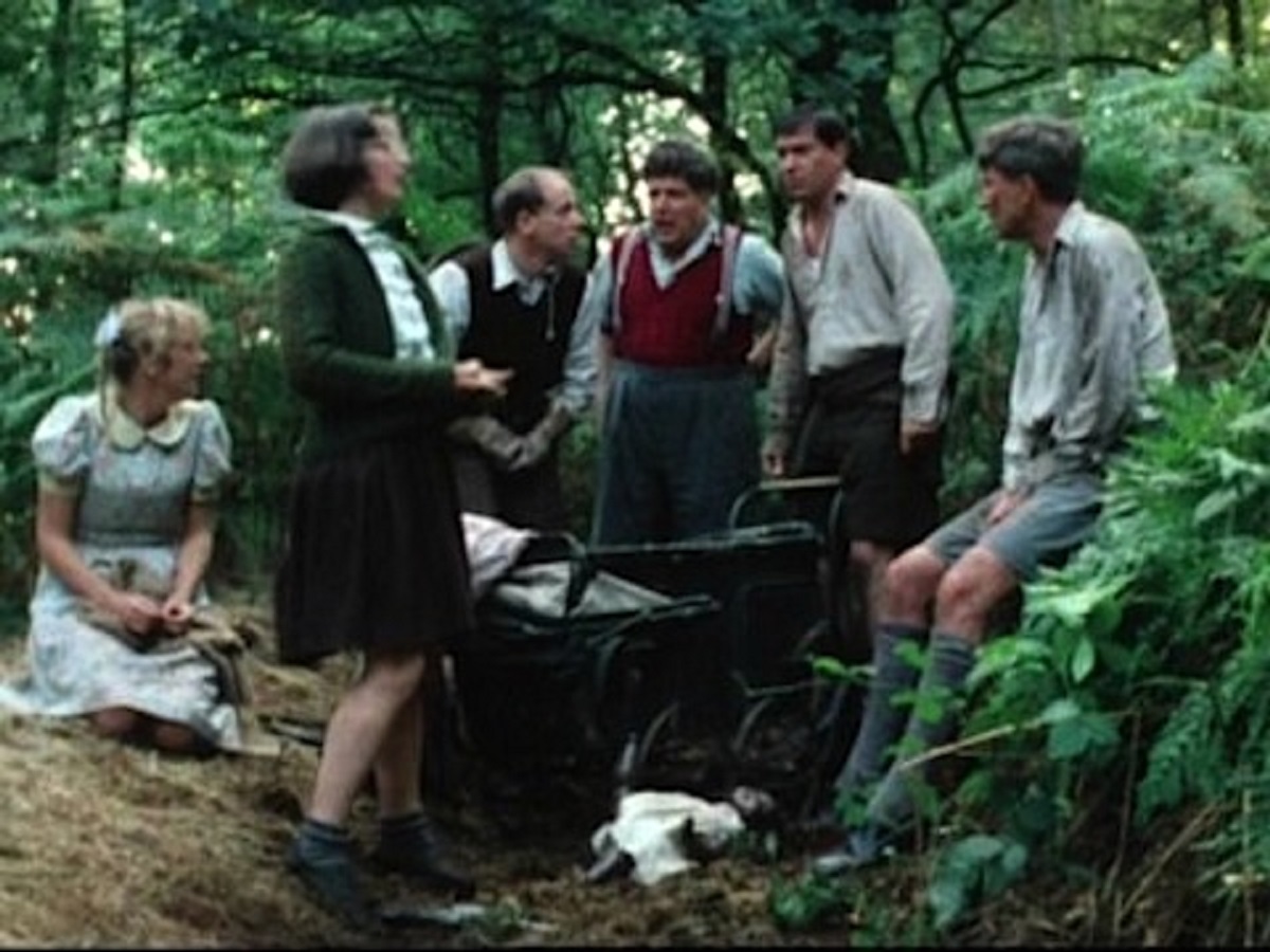 Helen Mirren, Janine Duvitski, John Bird, Colin Welland, Michael Elphick and Robin Ellis as children in Blue Remembered Hills (1979)