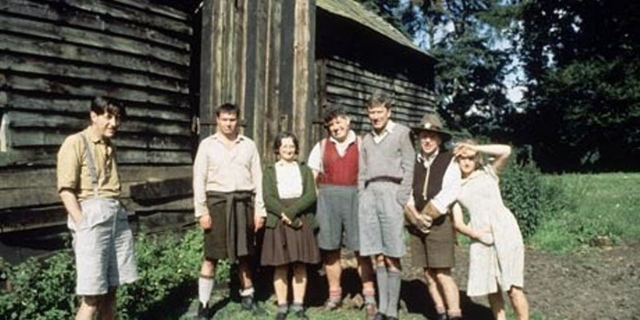 Colin Jeavons, Michael Elphick, Janine Duvitski, Colin Welland, Robin Ellis, John Bird and Helen Mirren in Blue Remembered Hills (1979)