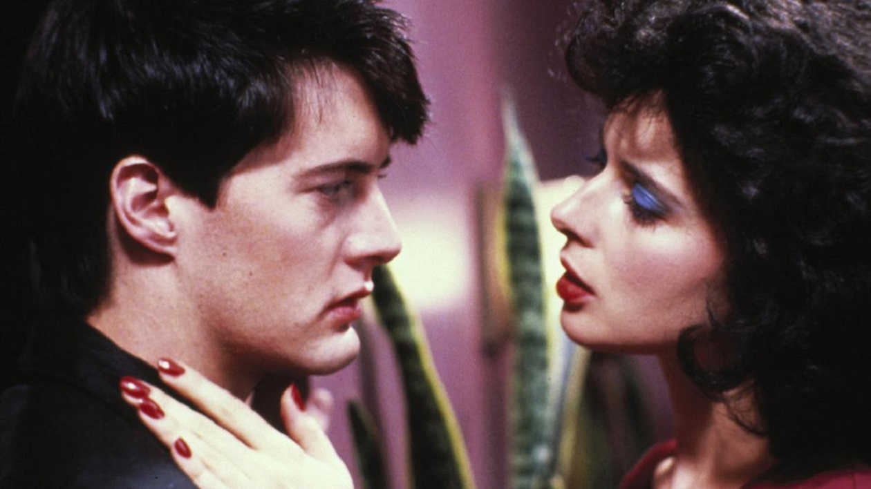 Jeffrey Beaumont (Kyle MacLachlan) drawn into an obsessive relationship with nightclub singer Dorothy Vallens (Isabella Rossellini) in Blue Velvet (1986)