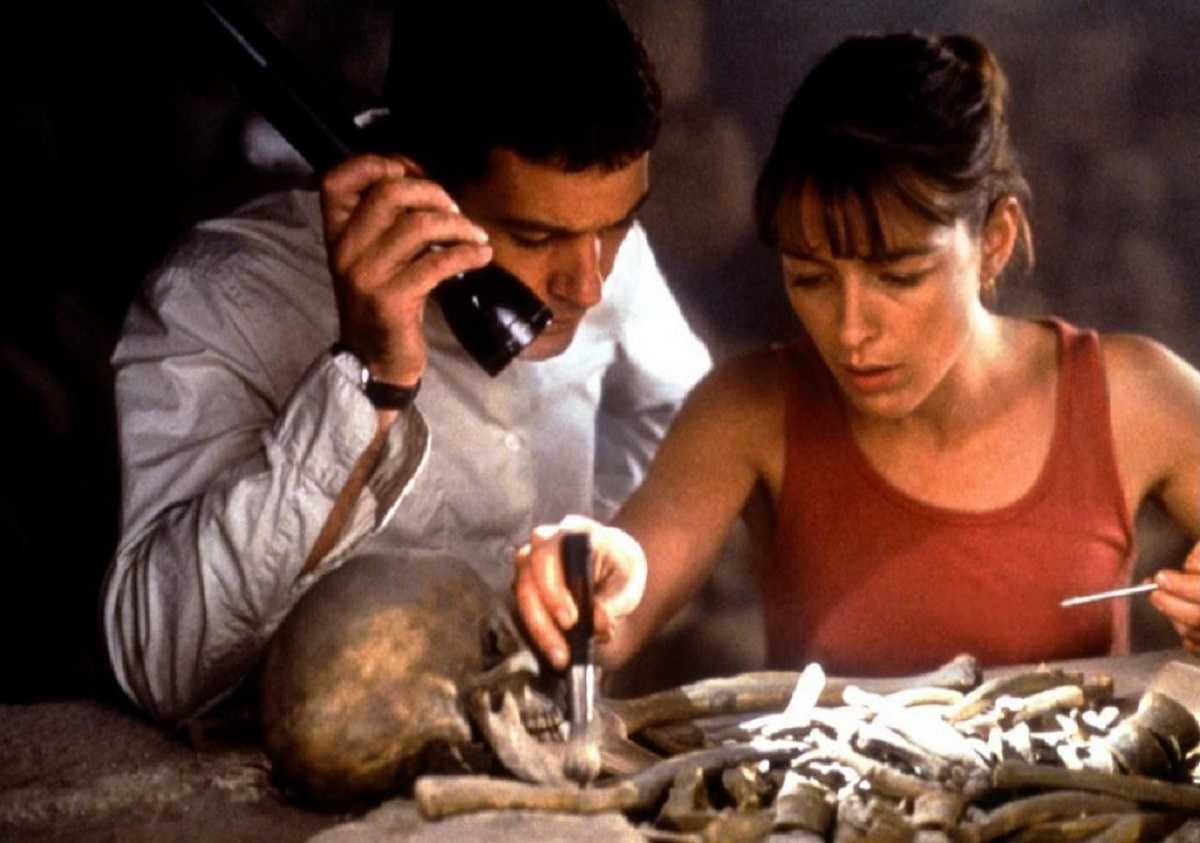 Catholic priest Antonio Banderas and archaeologist Olivia Williams in The Body (2001)