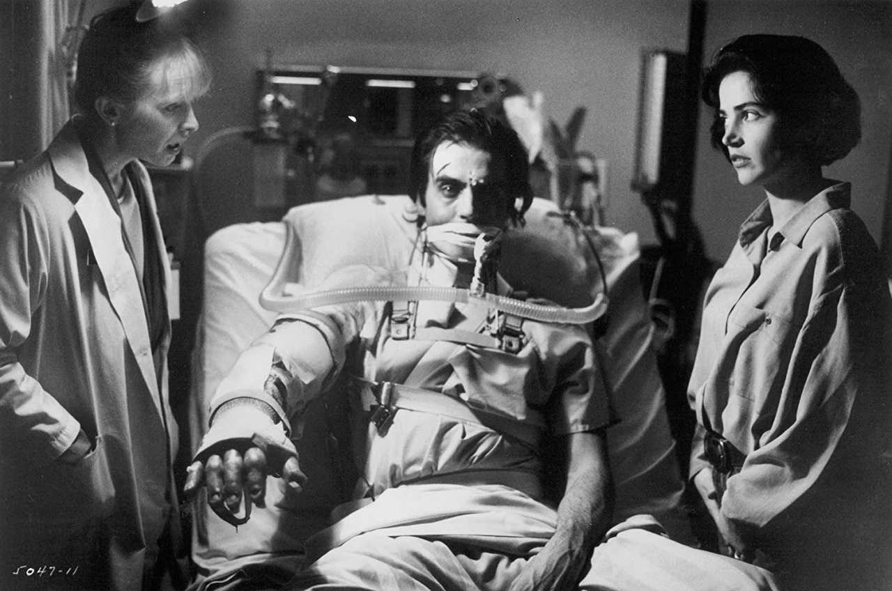 Jeff Fahey undergoes an arm transplant flanked by surgeon Lindsay Duncan and wife Kim Delaney in Body Parts (1991)