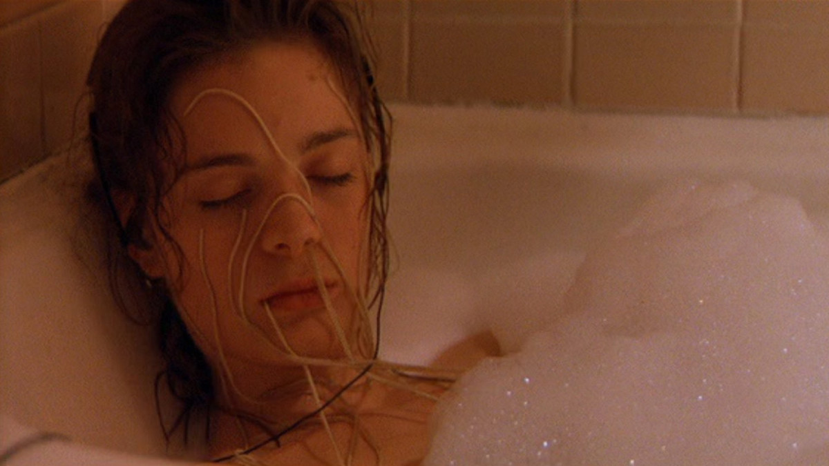 The pods creep up over Gabrielle Anwar in the bath in Body Snatchers (1993)