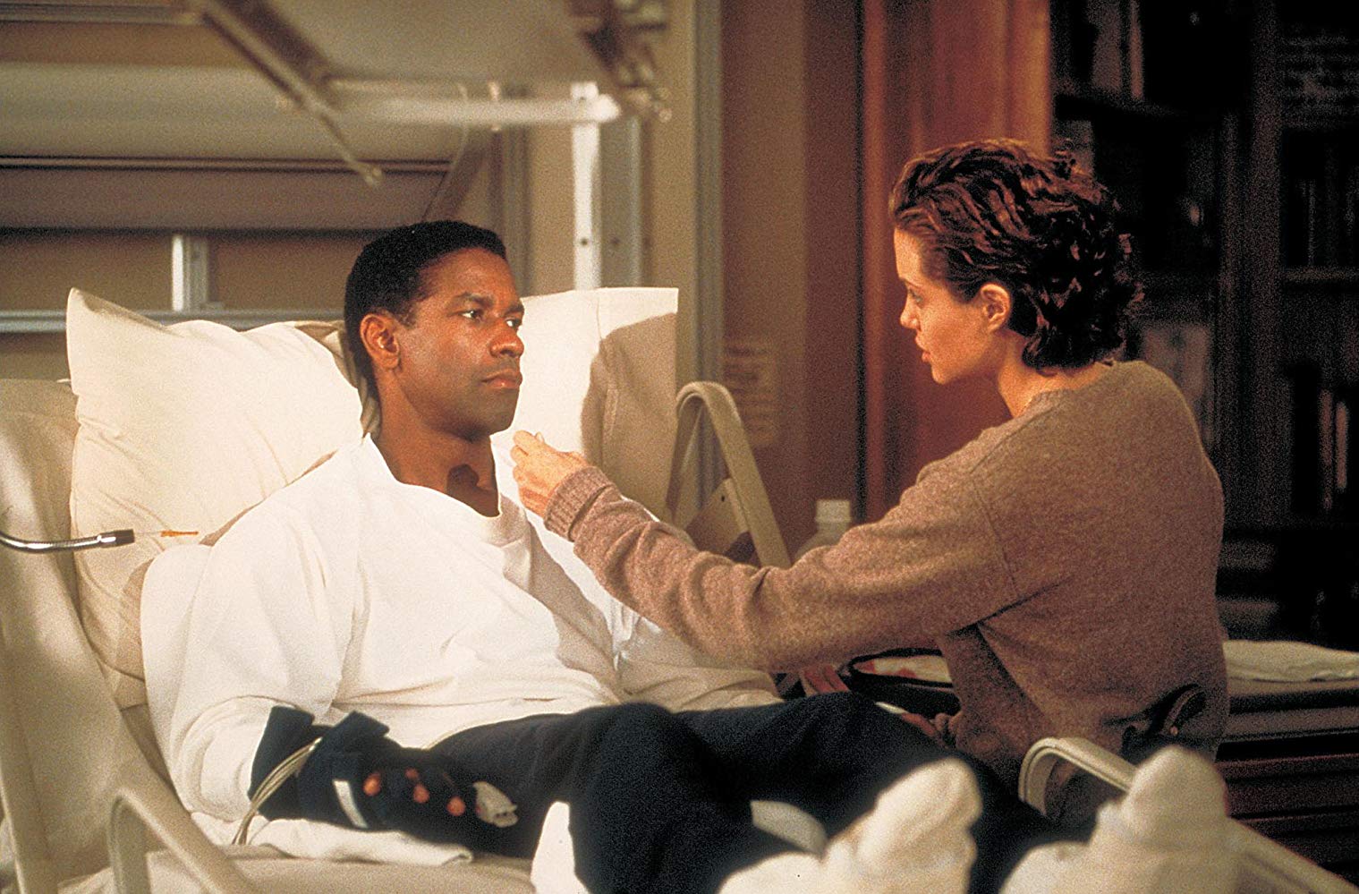 Denzel Washington as Lincoln Rhyme and Angelina Jolie as Amelia Donaghy in The Bone Collector (1999)