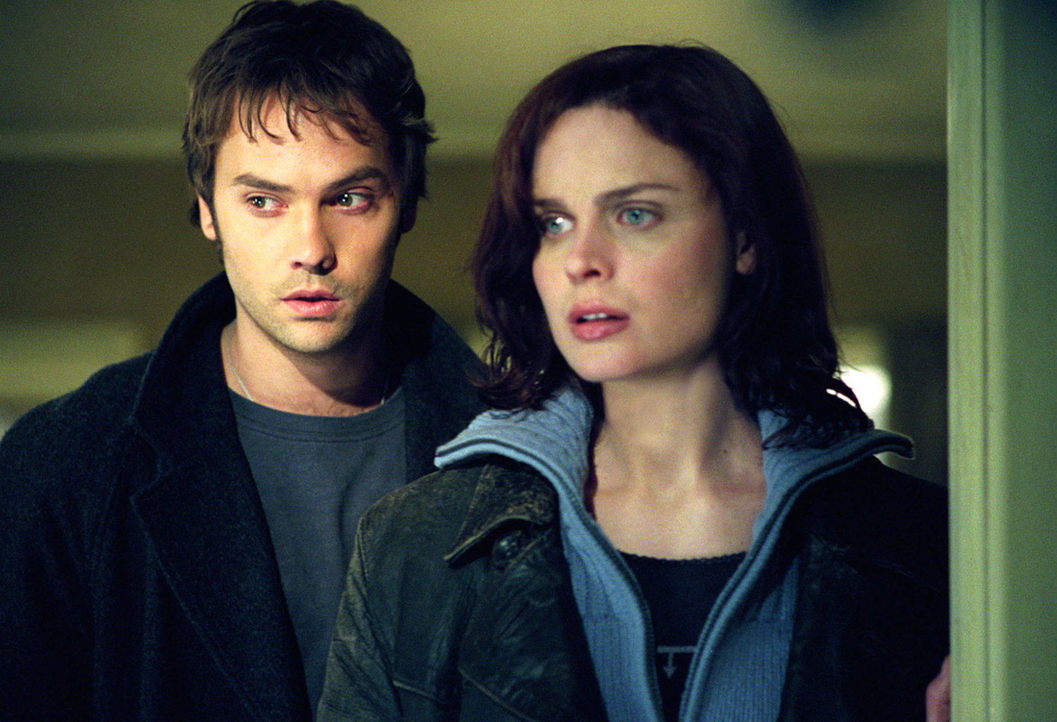 Barry Watson and girlfriend Emily Deschanel in Boogeyman (2005)