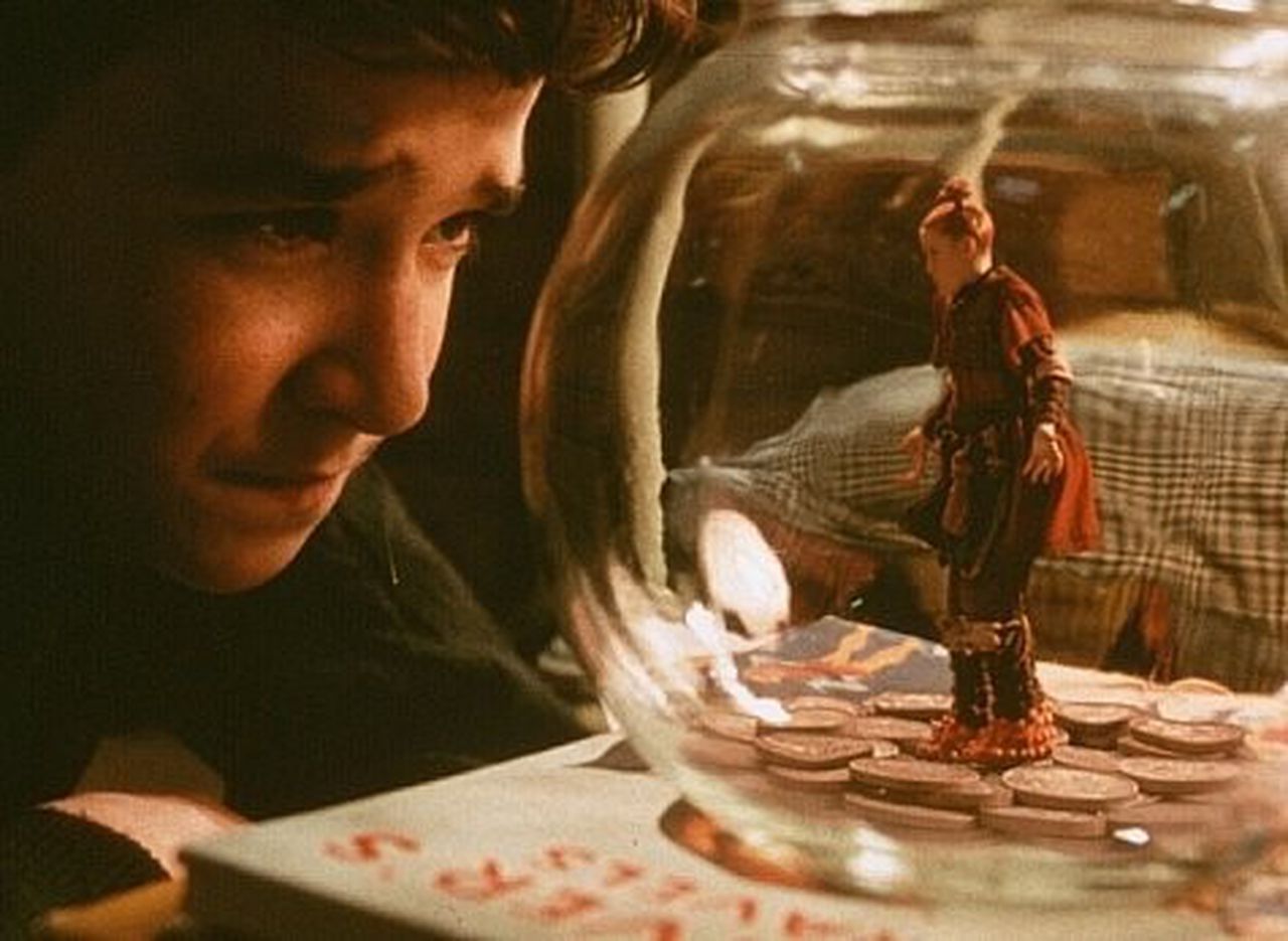 Arrietty (Flora Newbigin) is trapped by Bradley Pierce in The Borrowers (1997)